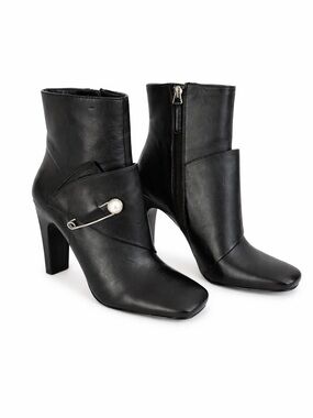 Nine West Black Leather Ankle Boots with Pearl Detail – New Without Tags